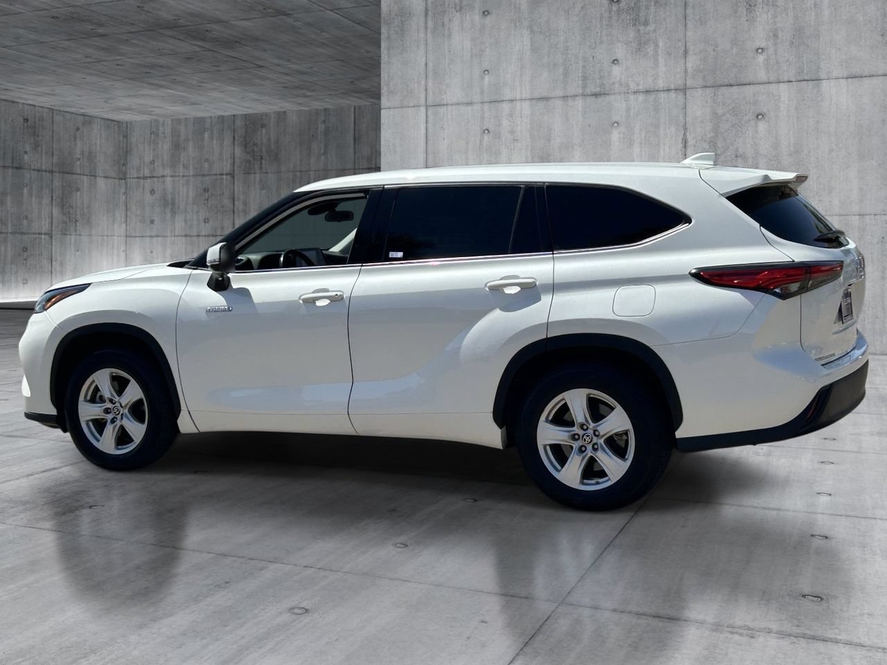 Used 2021 Toyota Highlander LE FWD image 3