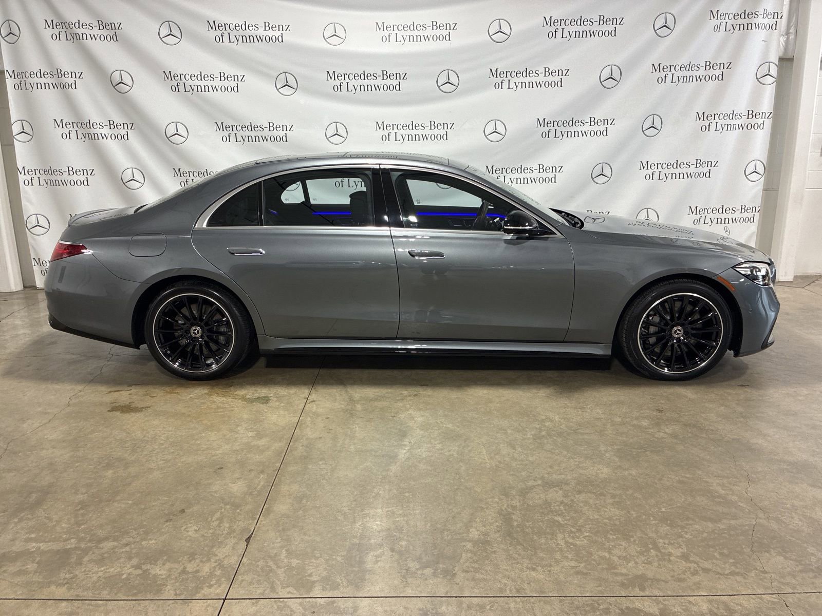 Used 2022 Mercedes-Benz S 500 4MATIC w/ AMG Line Package image 3