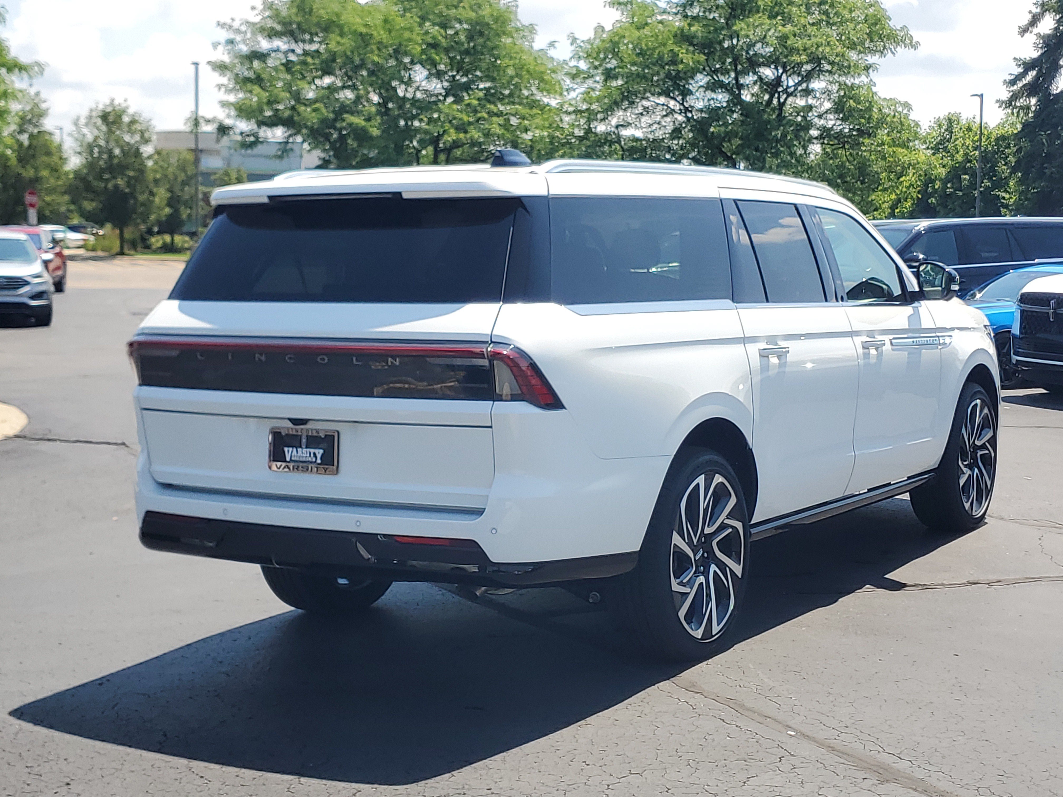 New 2027 Lincoln Navigator L Reserve AWD/4WD image 4