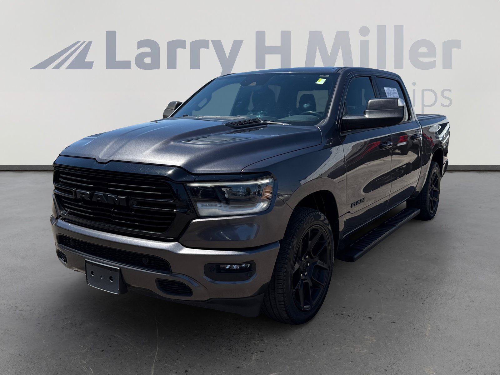 Used 2023 RAM 1500 Laramie AWD/4WD image 1