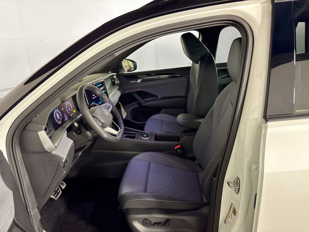 New 2025 Volkswagen Tiguan SE R-Line image 11