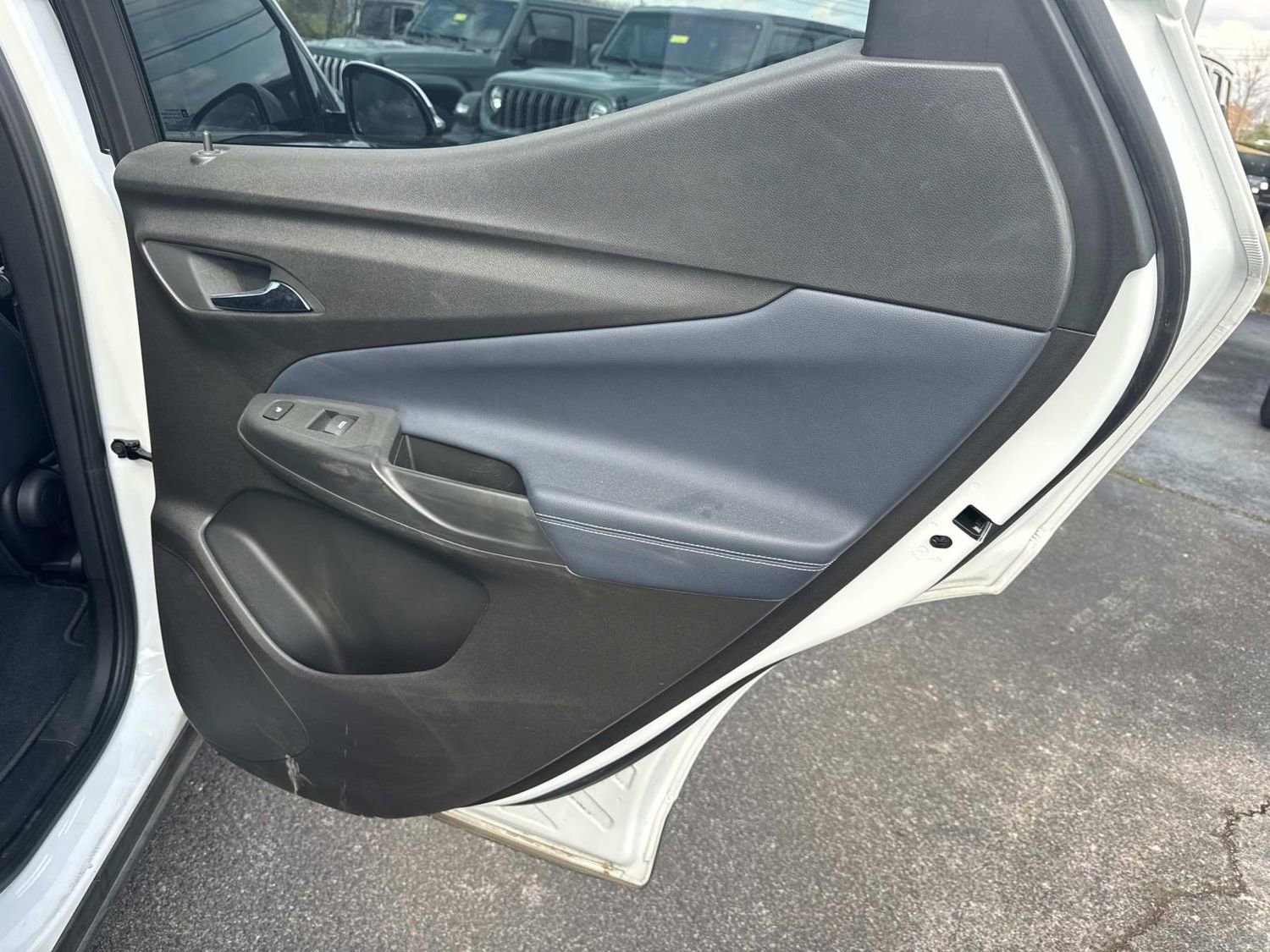 Used 2022 Chevrolet Bolt EUV Premier w/ Sun & Sound Package image 27