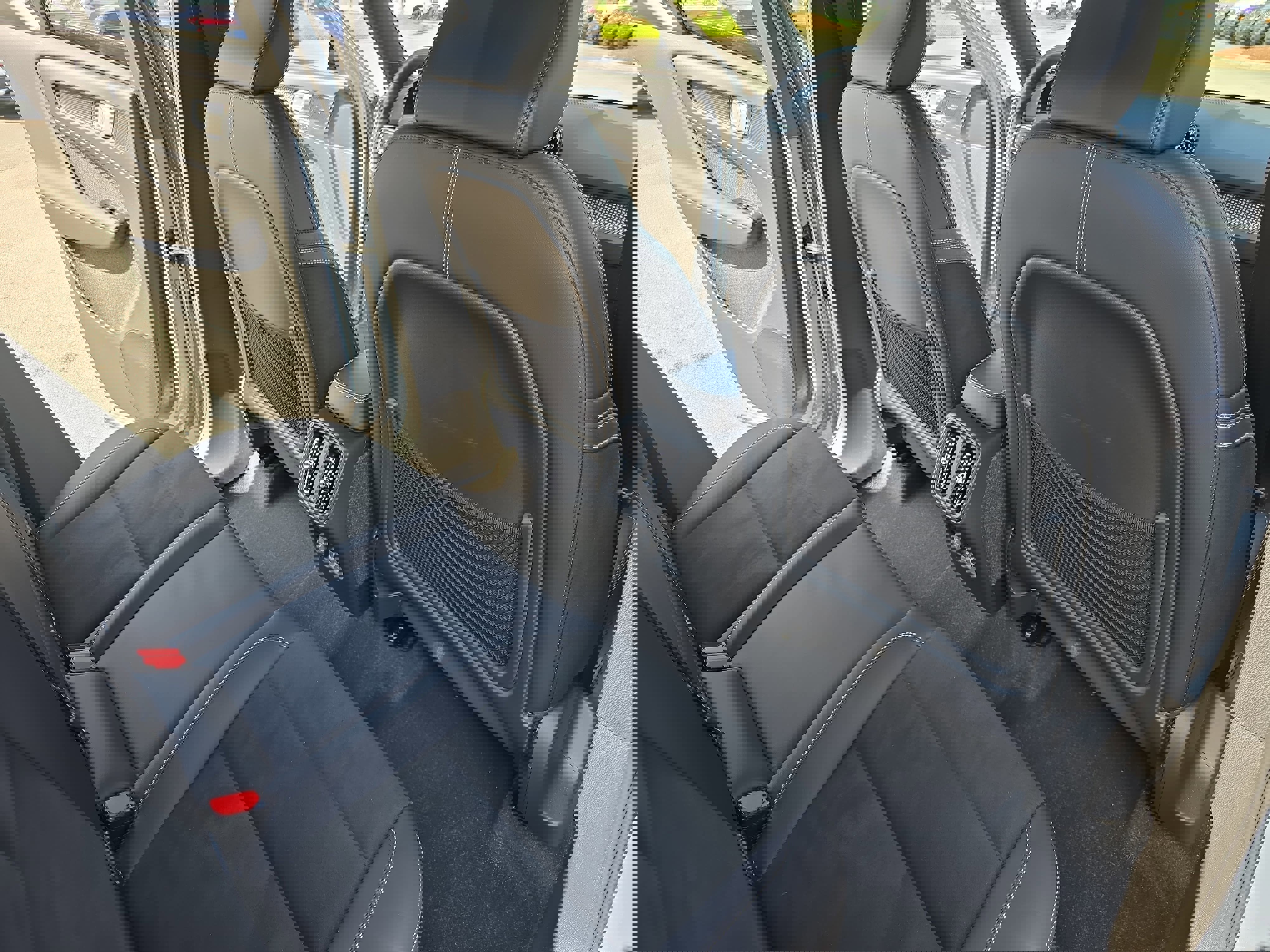 Used 2022 Volvo XC40 T5 R-Design w/ Advanced Package image 11