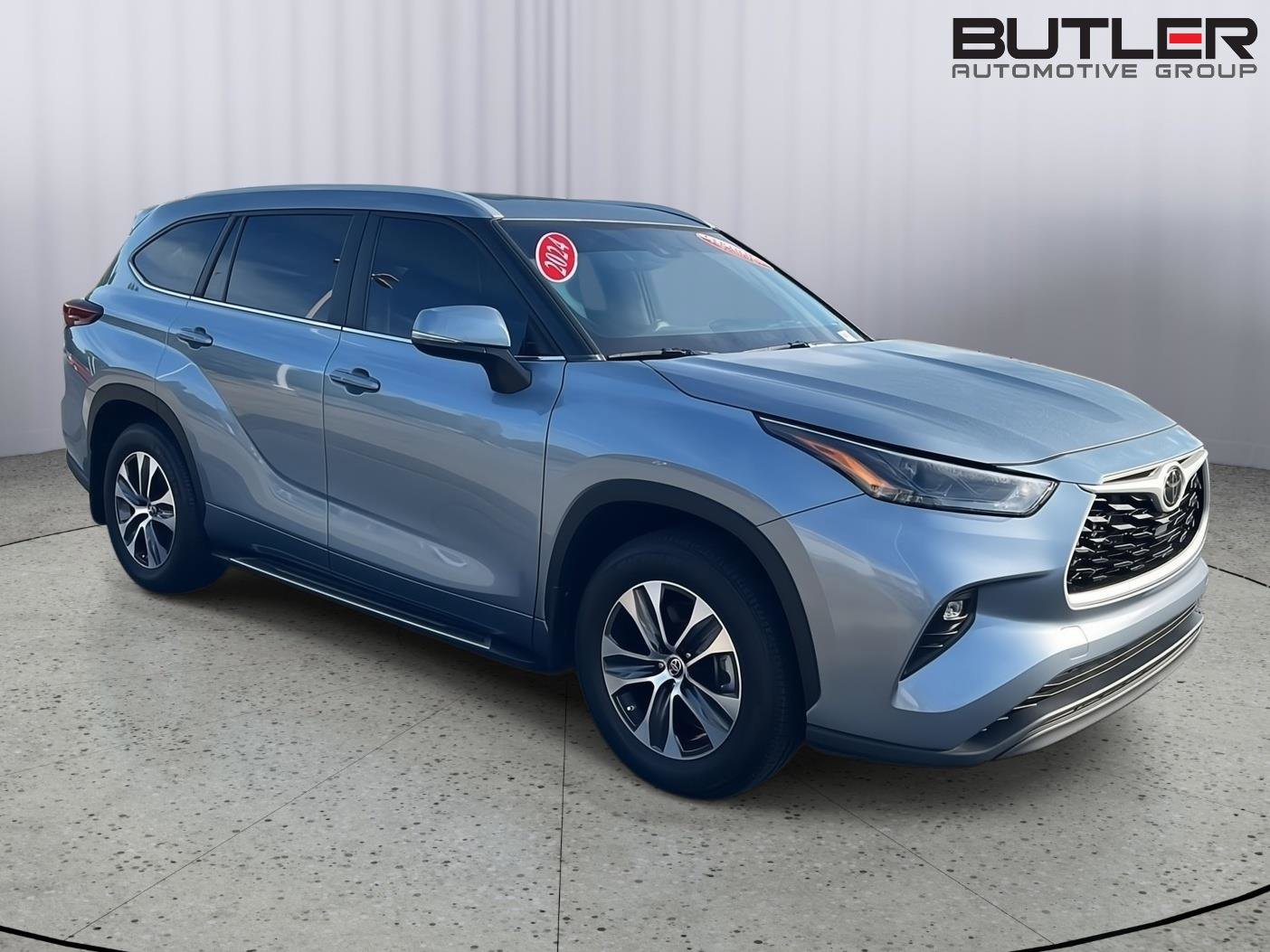 Certified 2024 Toyota Highlander XLE FWD image 8