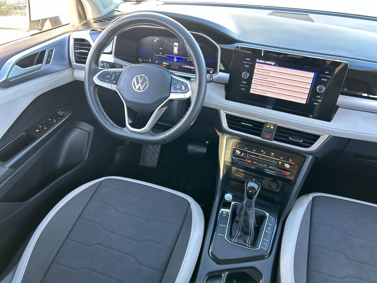 Certified 2025 Volkswagen Taos SE image 11
