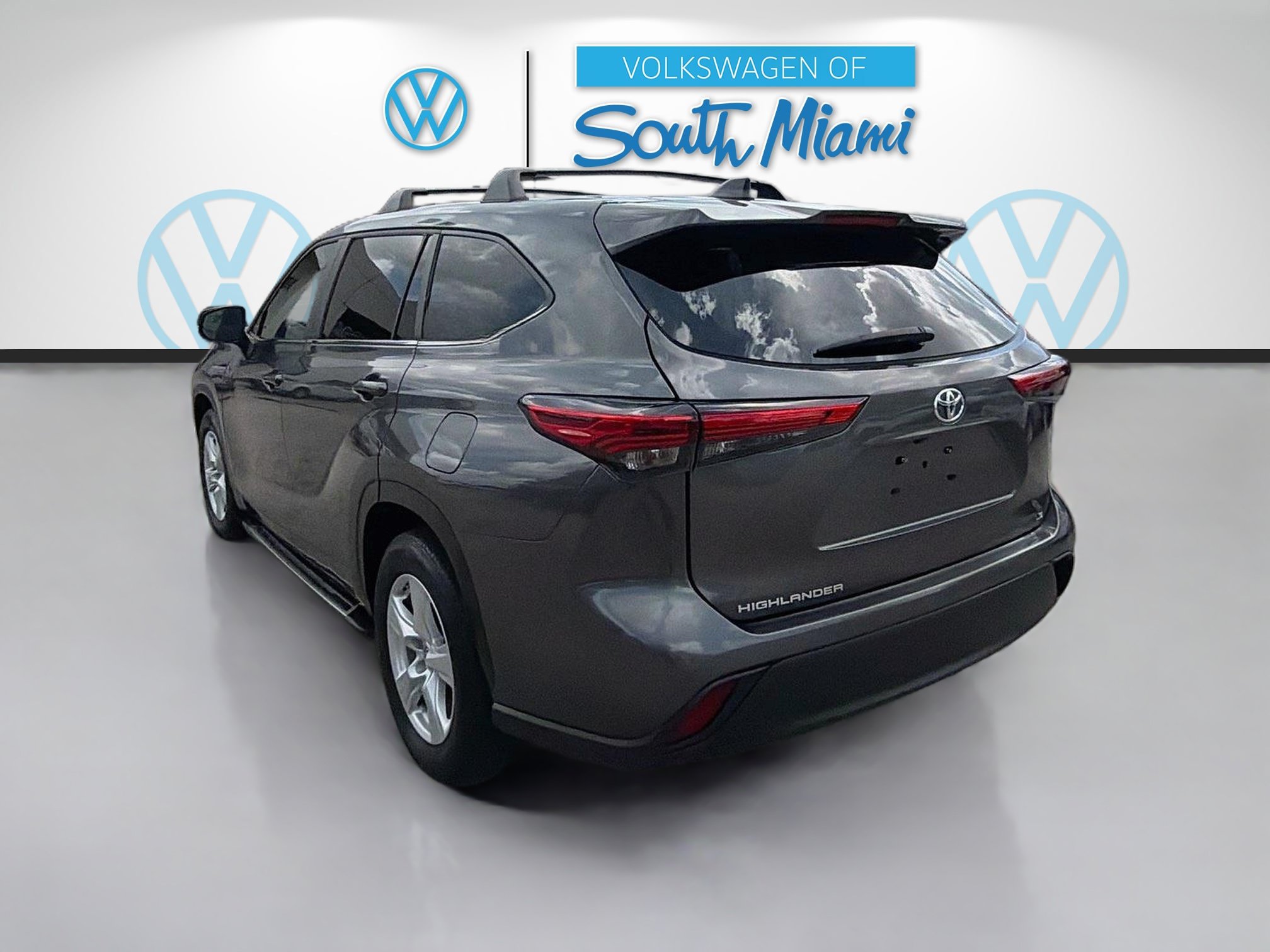 Used 2023 Toyota Highlander LE FWD image 5
