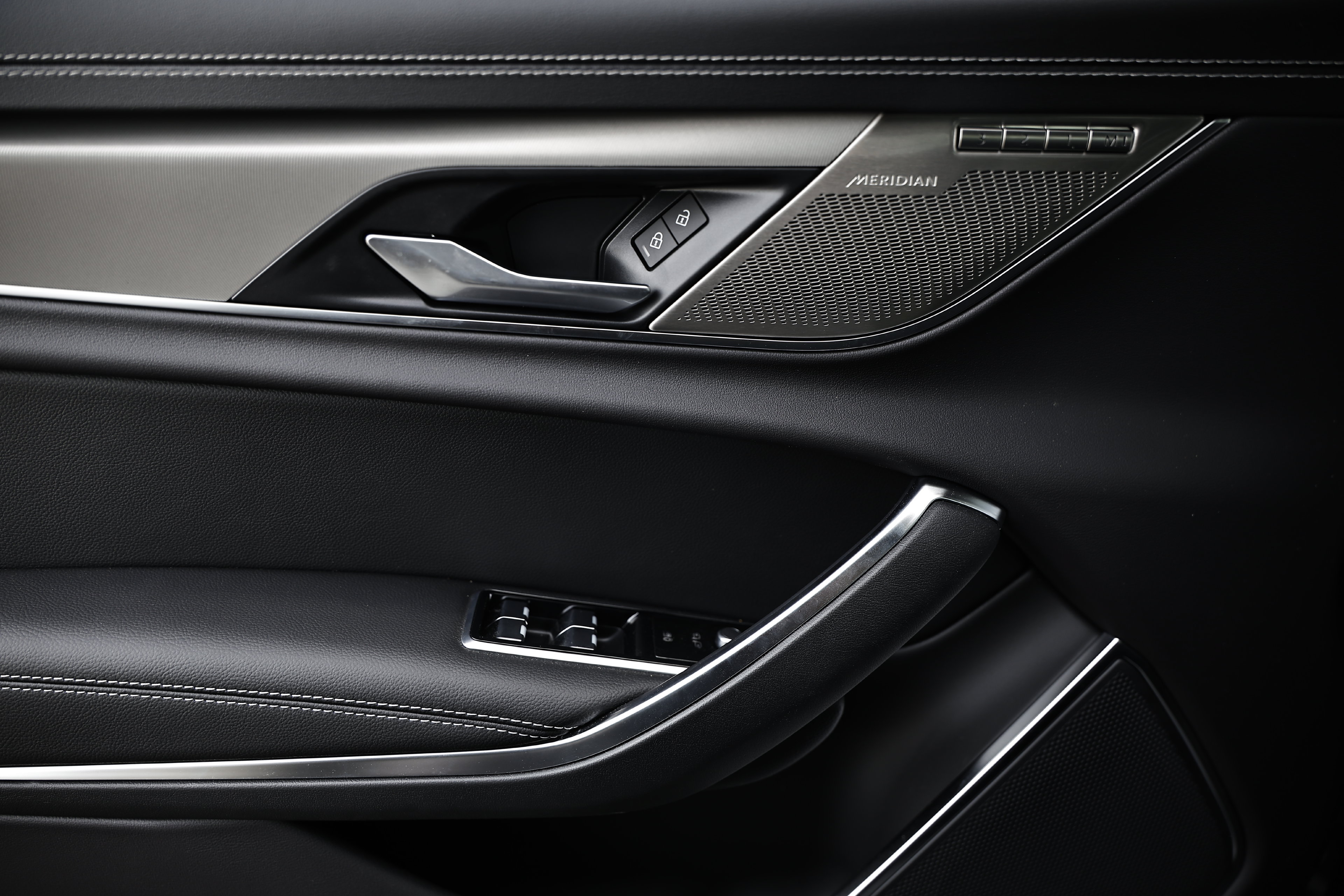 New 2024 Jaguar XF R-Dynamic SE AWD/4WD image 17