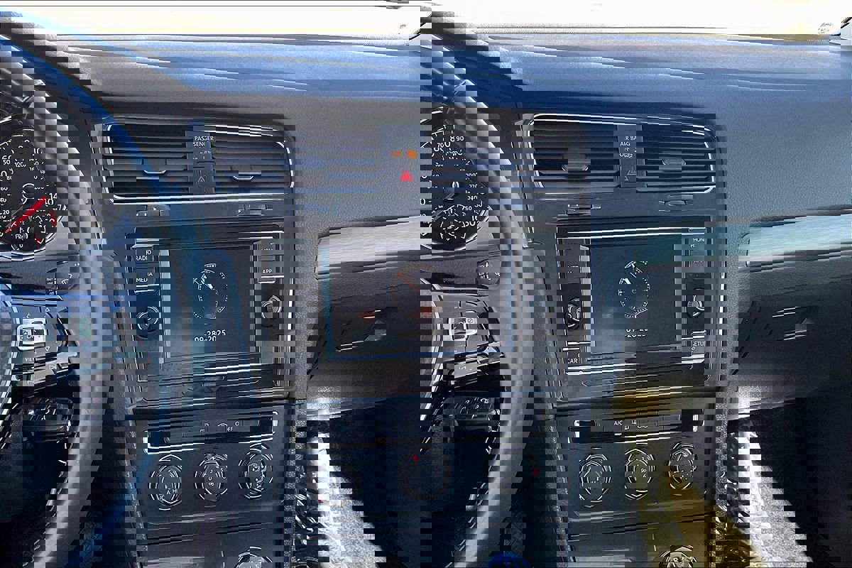 Used 2019 Volkswagen Golf S image 16