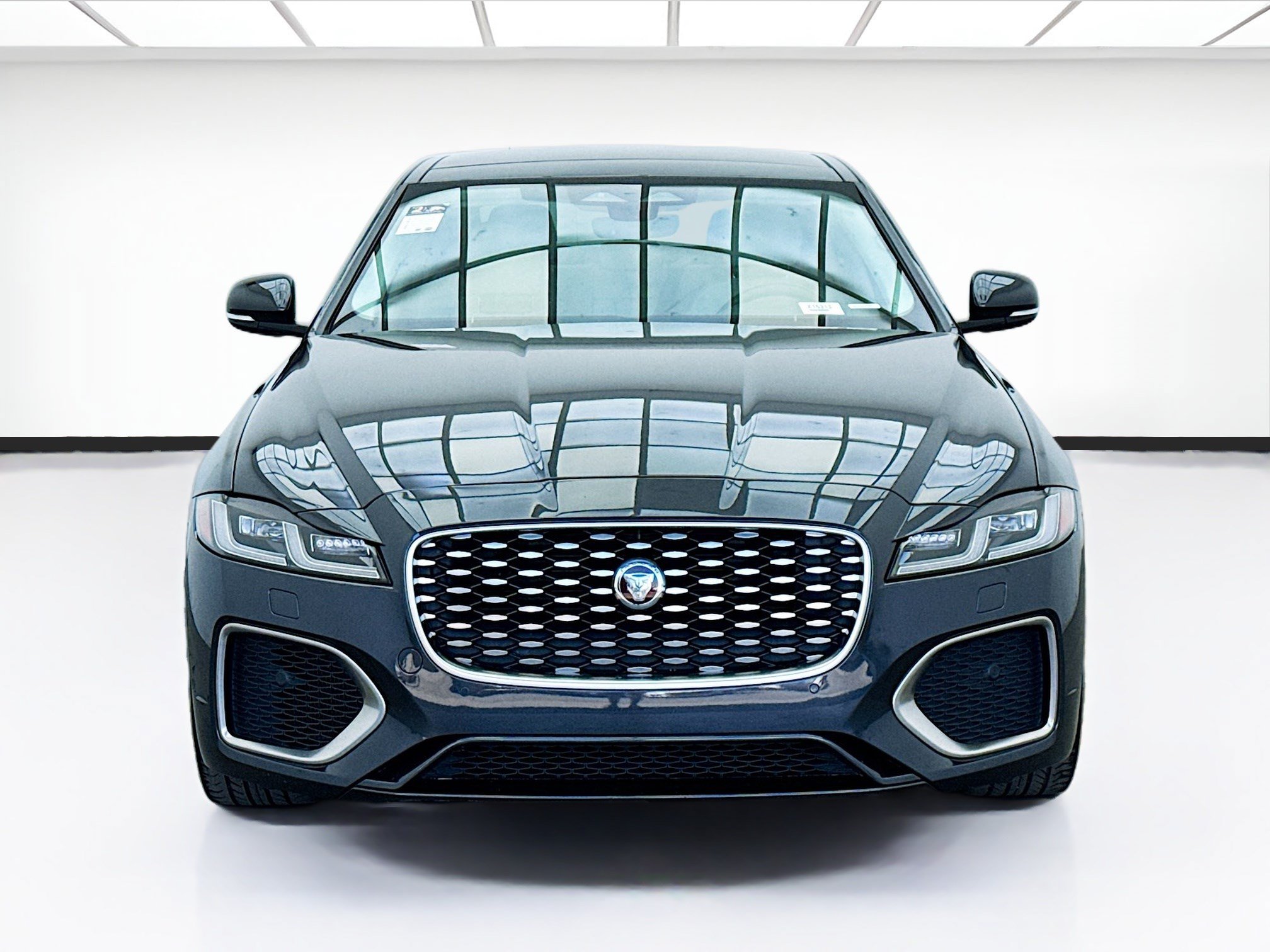 Used 2022 Jaguar XF SE RWD image 2