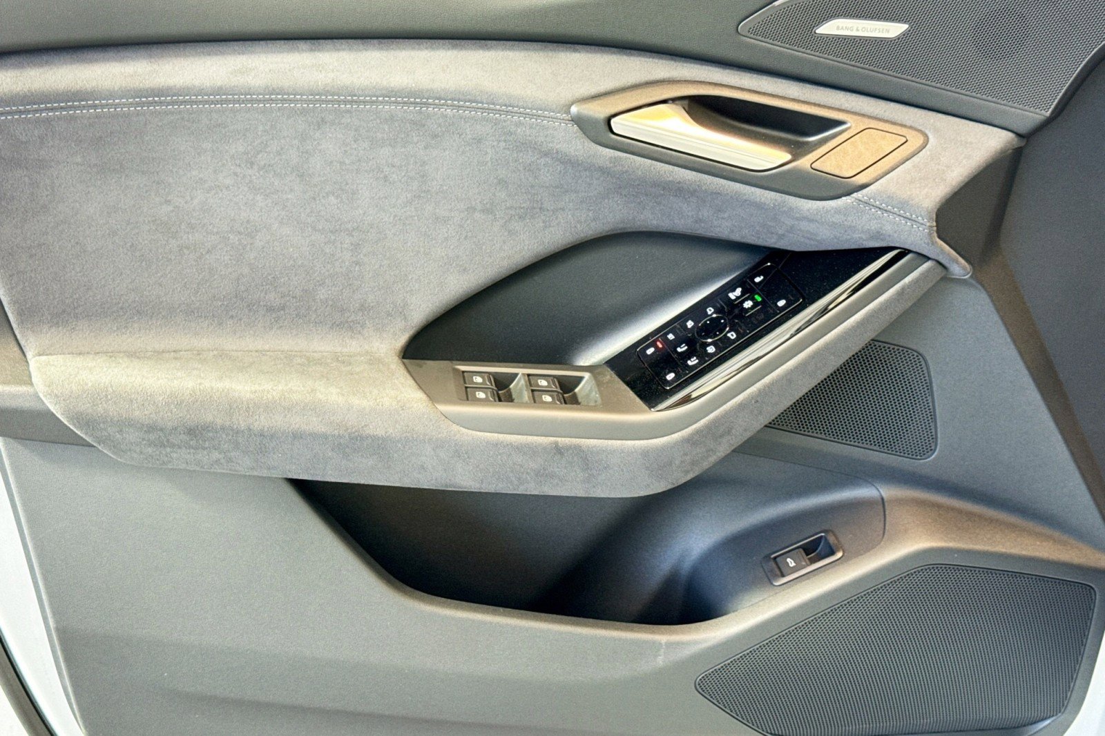 New 2025 Audi SQ6 e-tron Prestige AWD/4WD image 15