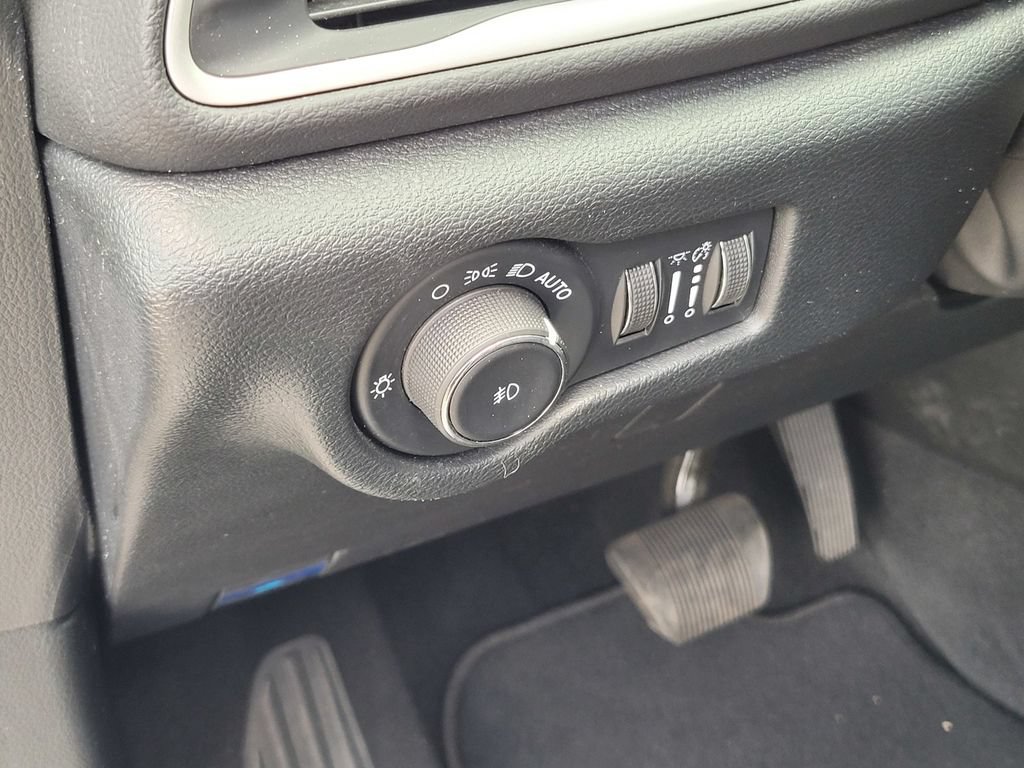 Used 2025 Chrysler Pacifica Select FWD image 17