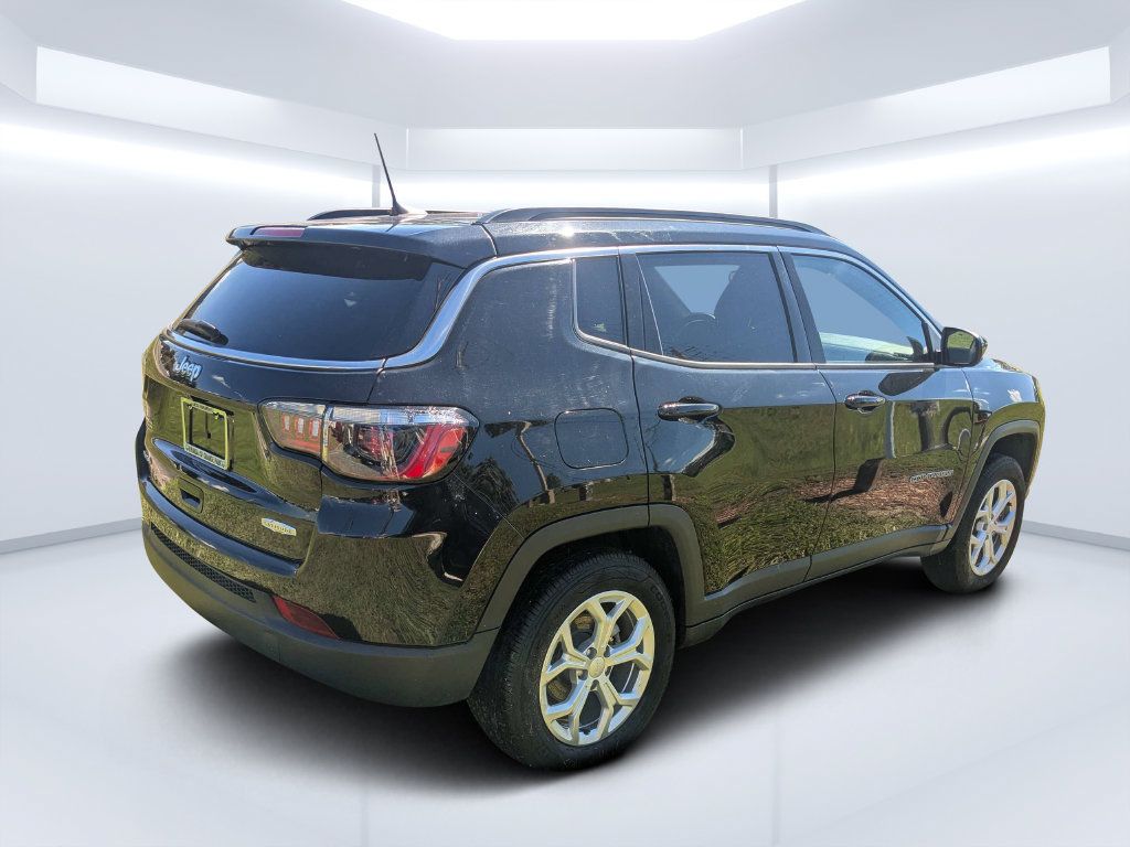 Used 2024 Jeep Compass Latitude AWD/4WD image 3