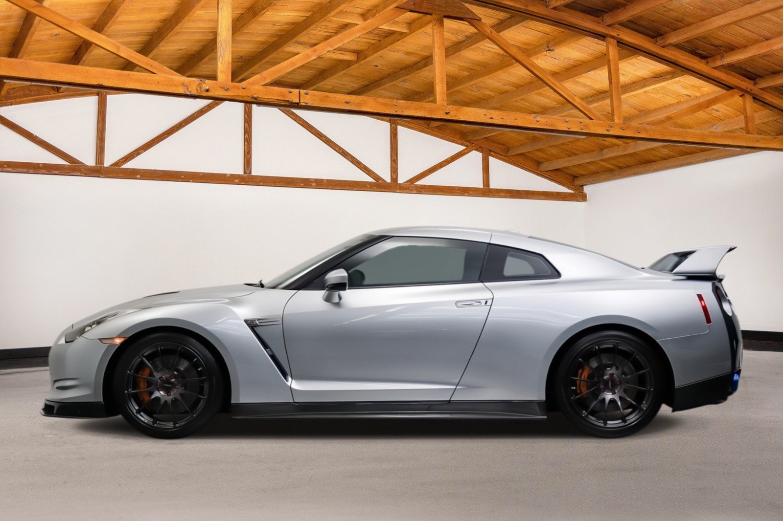Used 2009 Nissan GT-R Premium AWD/4WD image 2