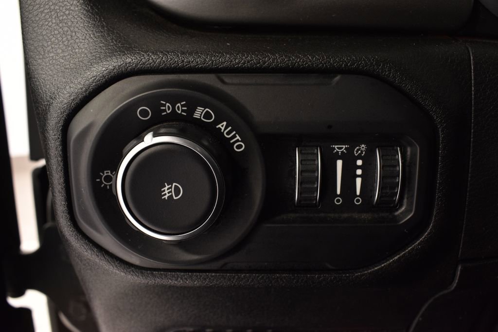 Used 2018 Jeep Wrangler Unlimited Sahara w/ Cold Weather Group image 15