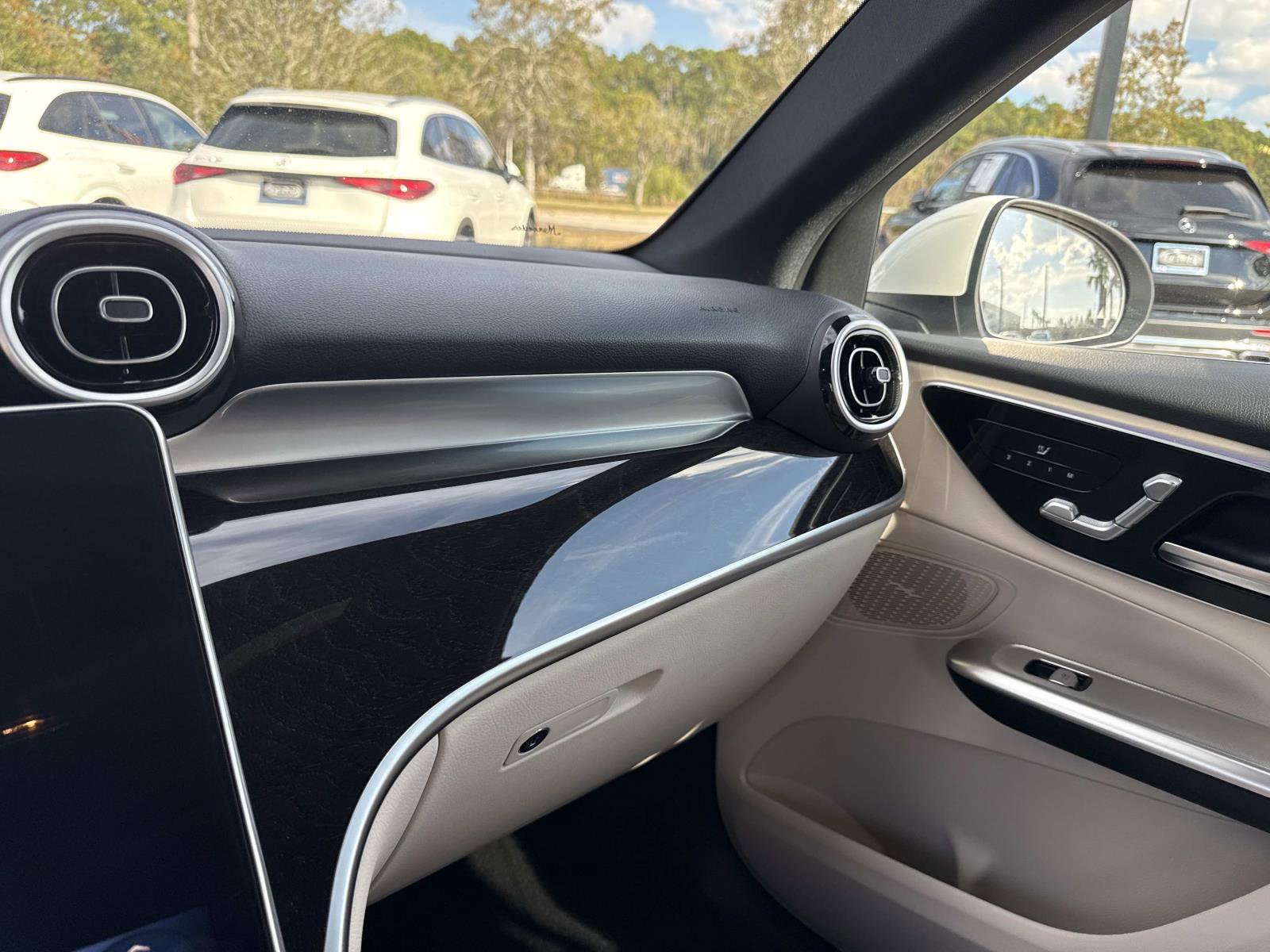 Used 2025 Mercedes-Benz GLC 300 image 24