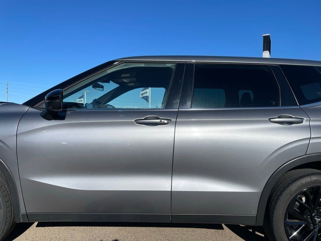 Used 2023 Mitsubishi Outlander SE Black Edition image 27