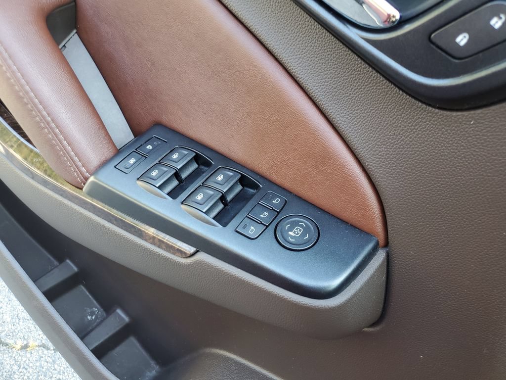 Used 2015 Chevrolet Suburban LTZ RWD image 33