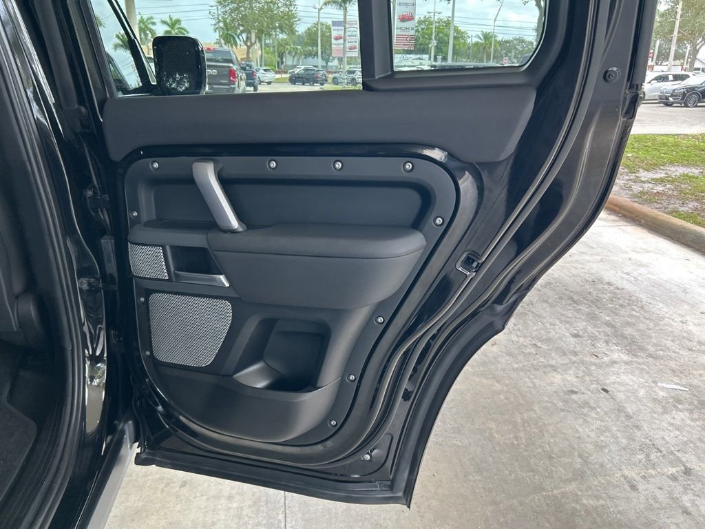 Used 2024 Land Rover Defender 130 X-Dynamic SE image 32