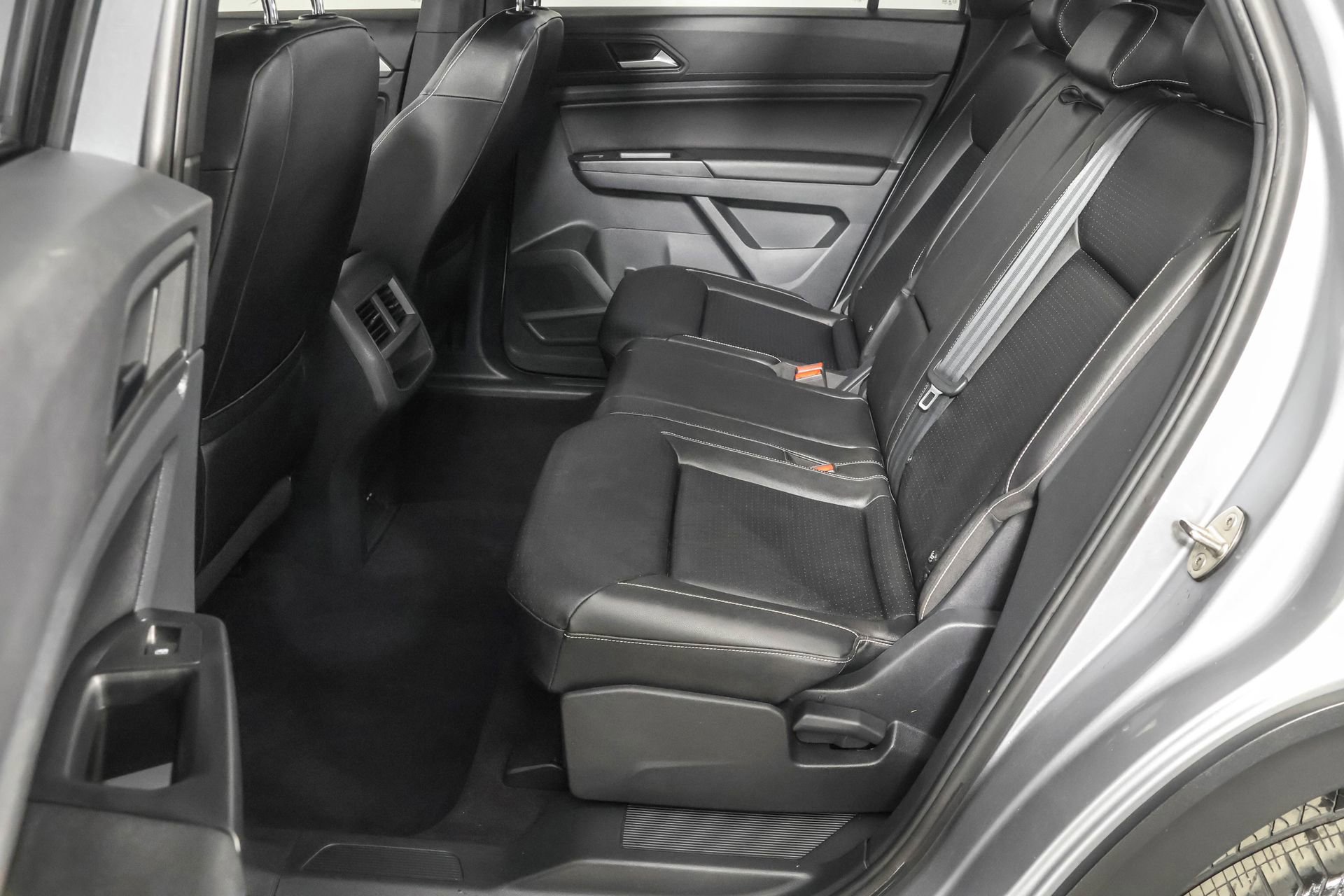 Used 2020 Volkswagen Atlas Cross Sport SE w/ Panoramic Sunroof Package image 35