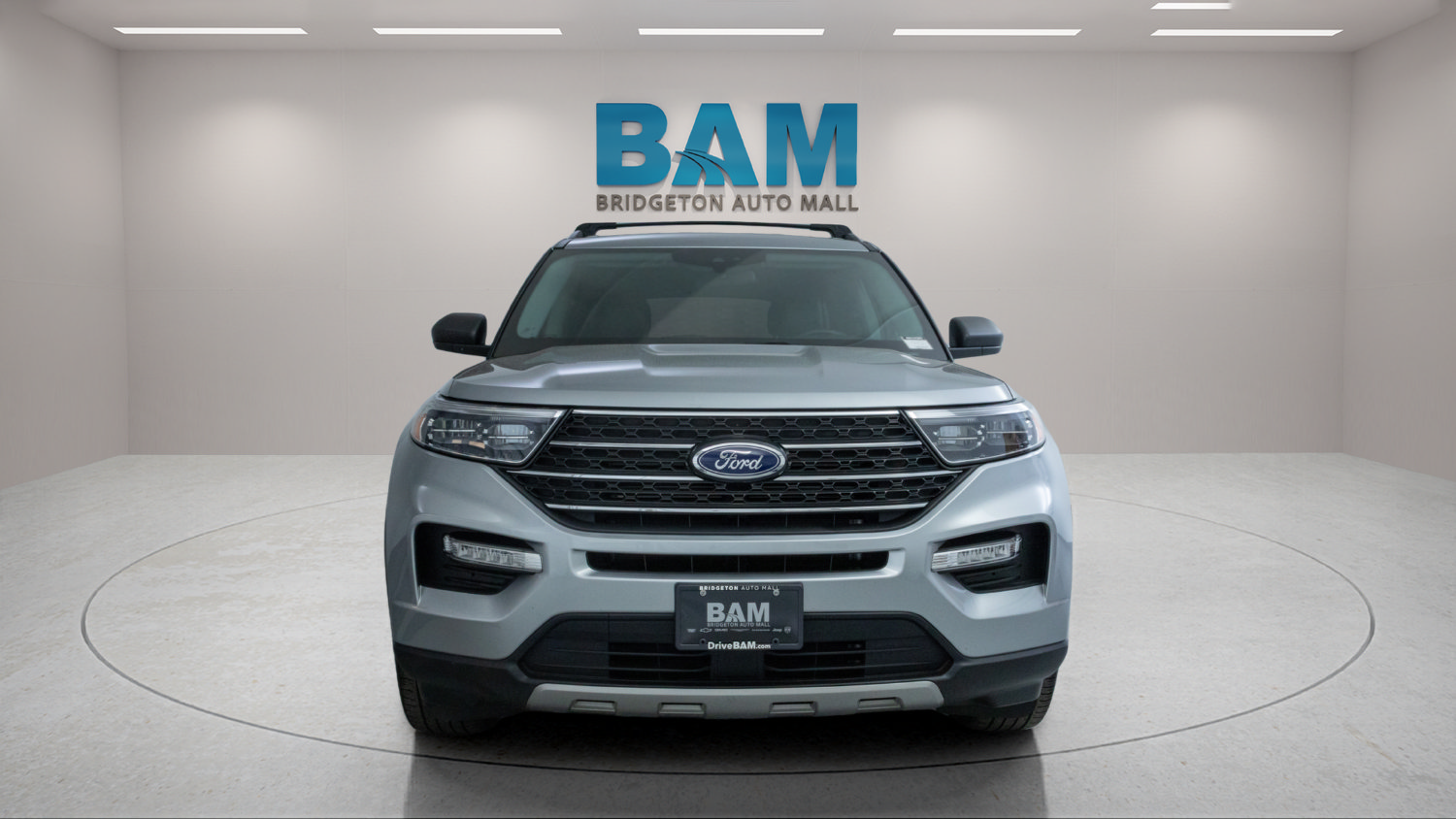 Used 2023 Ford Explorer XLT w/ Equipment Group 202A AWD/4WD image 2