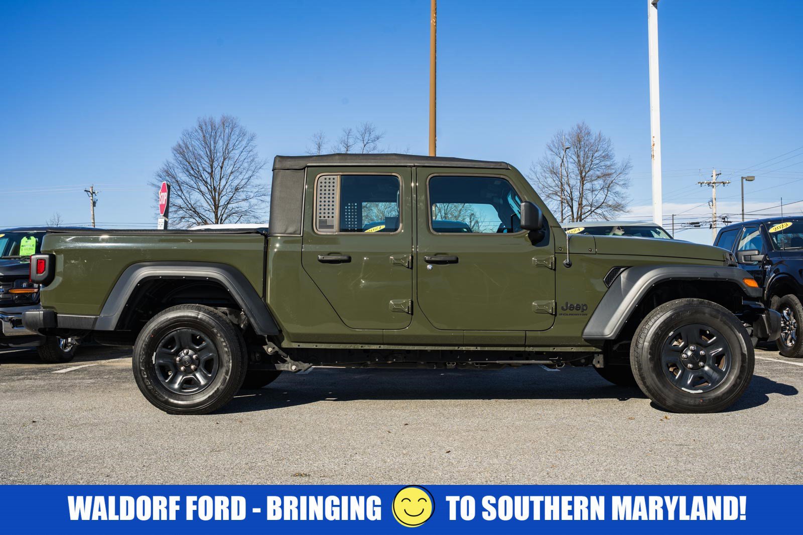 Used 2023 Jeep Gladiator Sport image 3