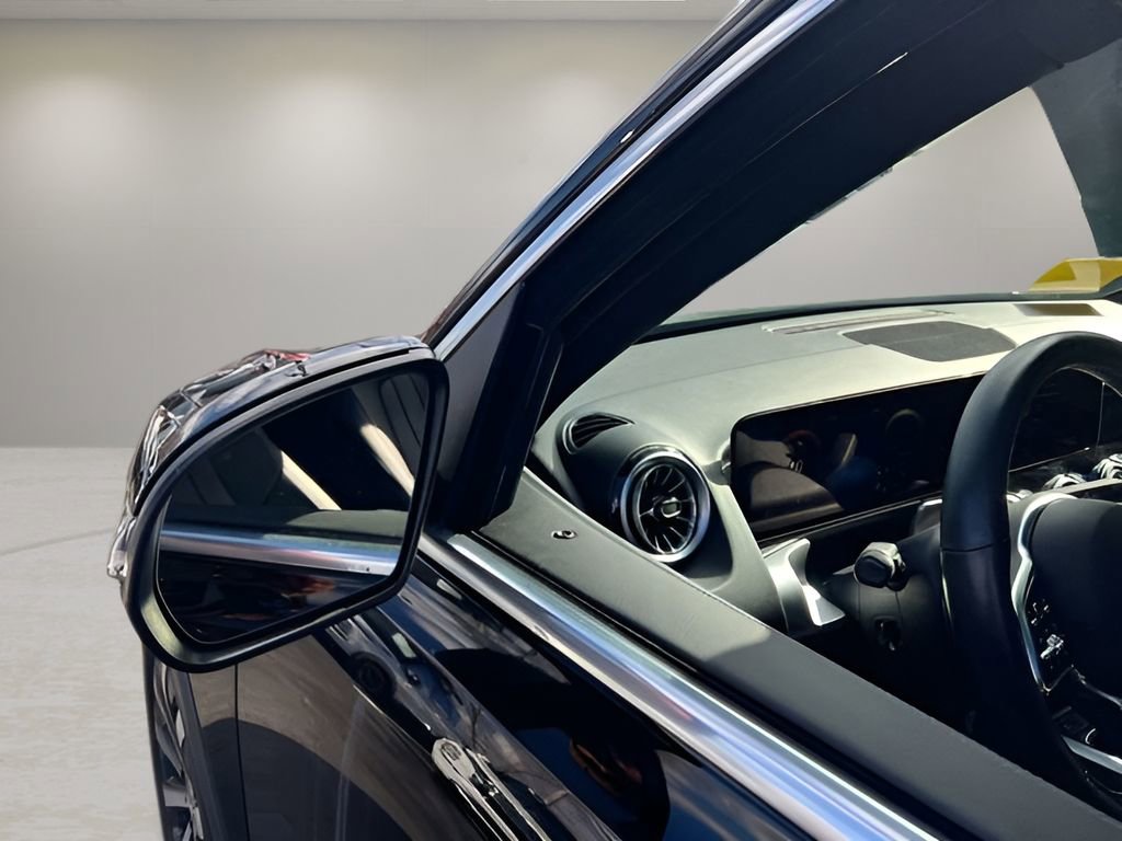 Used 2022 Mercedes-Benz GLB 250 4MATIC w/ Premium Package Lite image 16