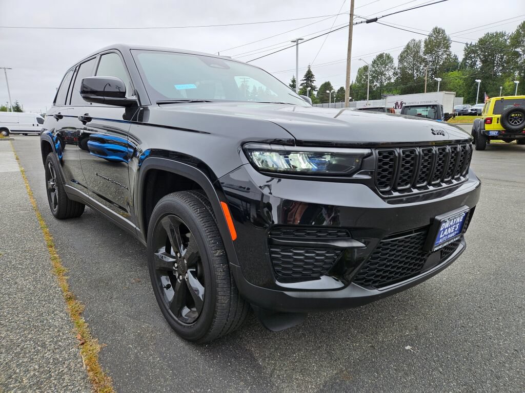 Used 2025 Jeep Grand Cherokee Altitude AWD/4WD image 7