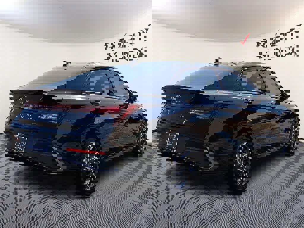 Used 2025 Hyundai Elantra Sport image 4