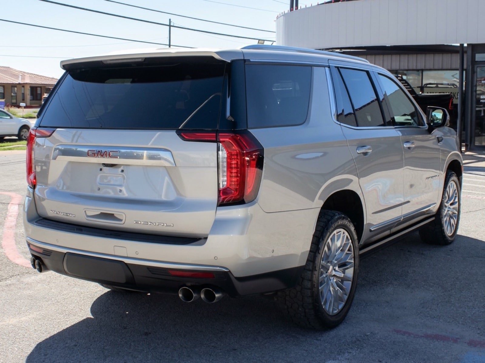 Used 2024 GMC Yukon Denali w/ Advanced Technology Package AWD/4WD image 3