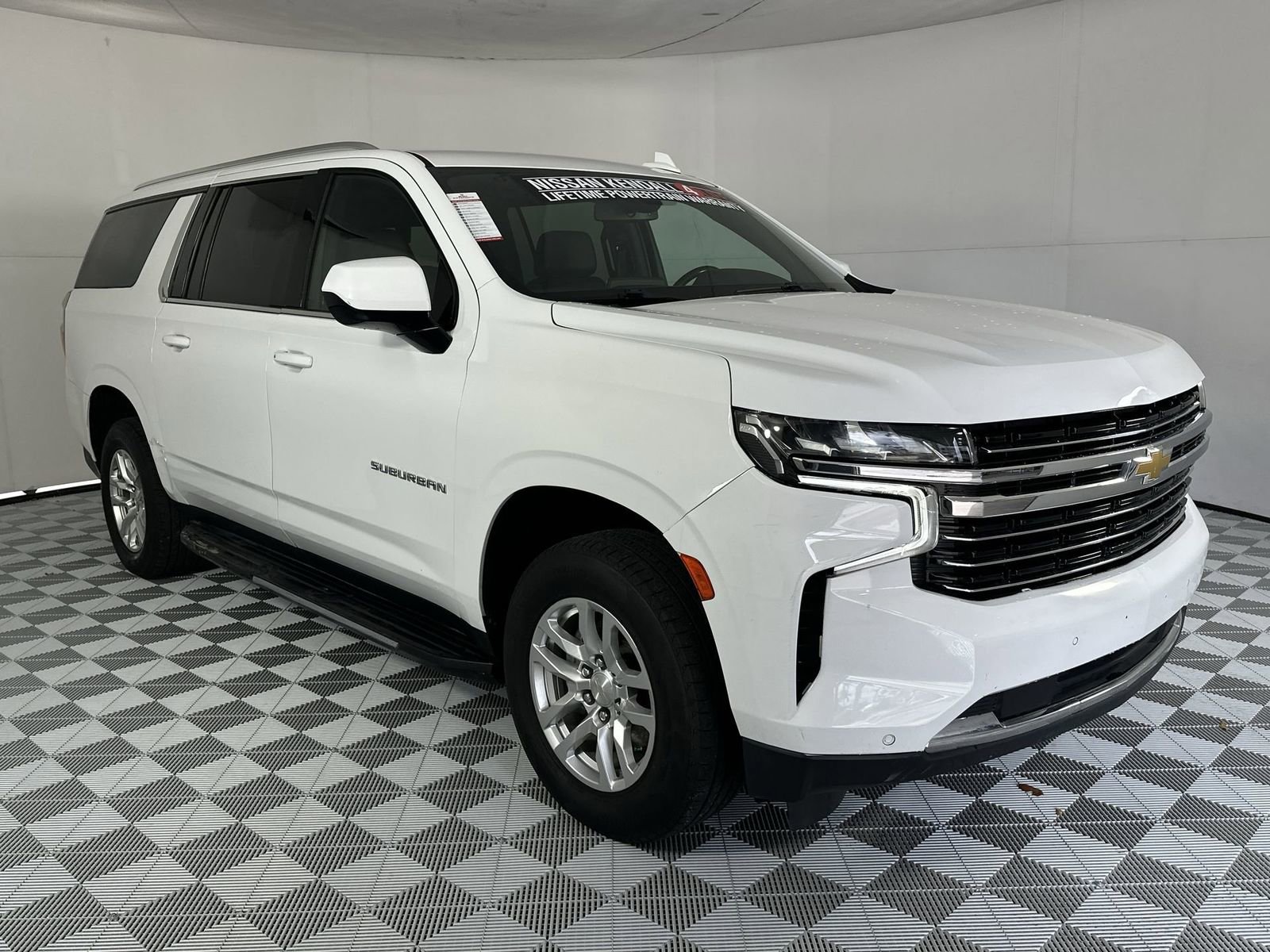 Used 2022 Chevrolet Suburban LT RWD image 2