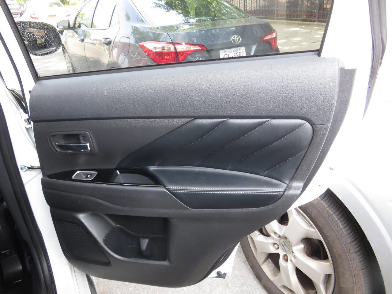 Used 2020 Mitsubishi Outlander SEL image 28