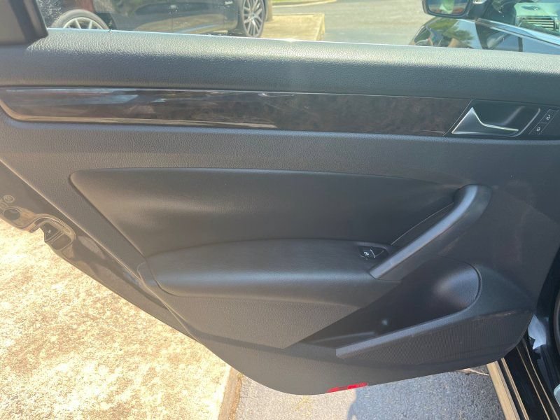 Used 2014 Volkswagen Passat 1.8T SEL Premium FWD image 12