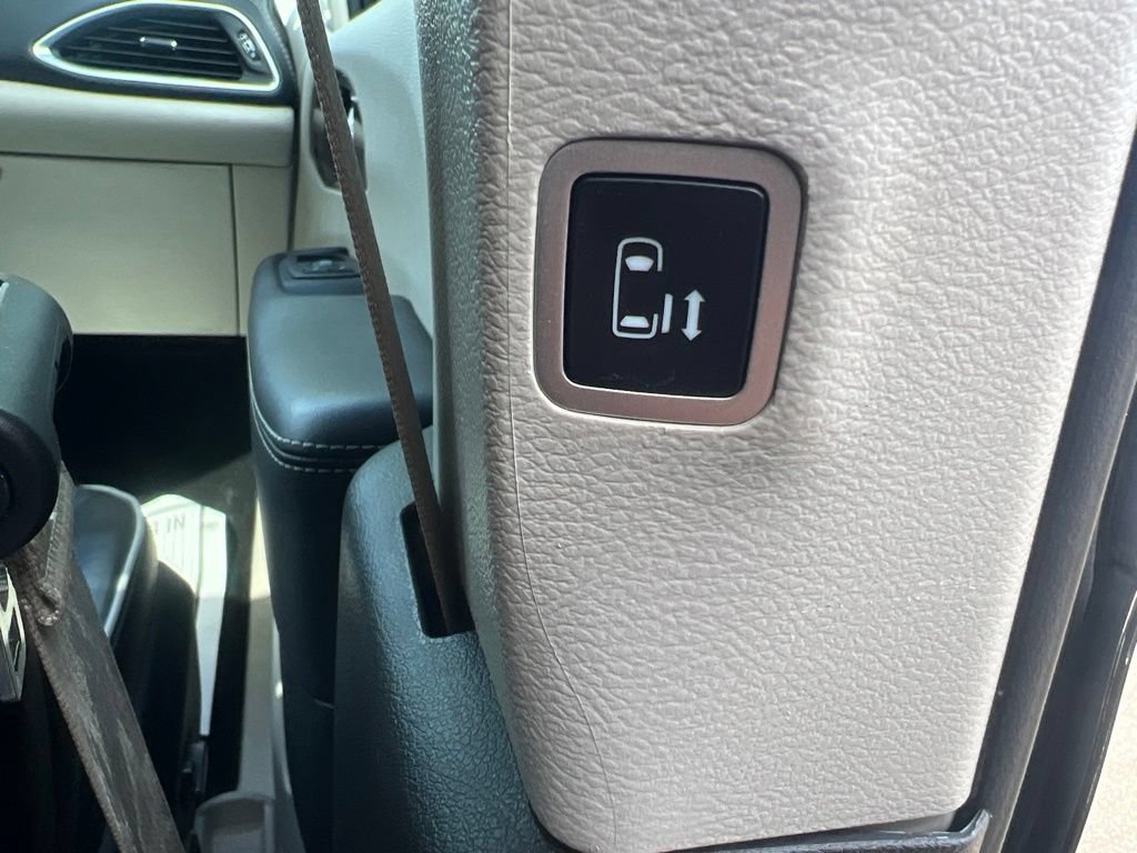 Certified 2023 Chrysler Pacifica Limited FWD image 17