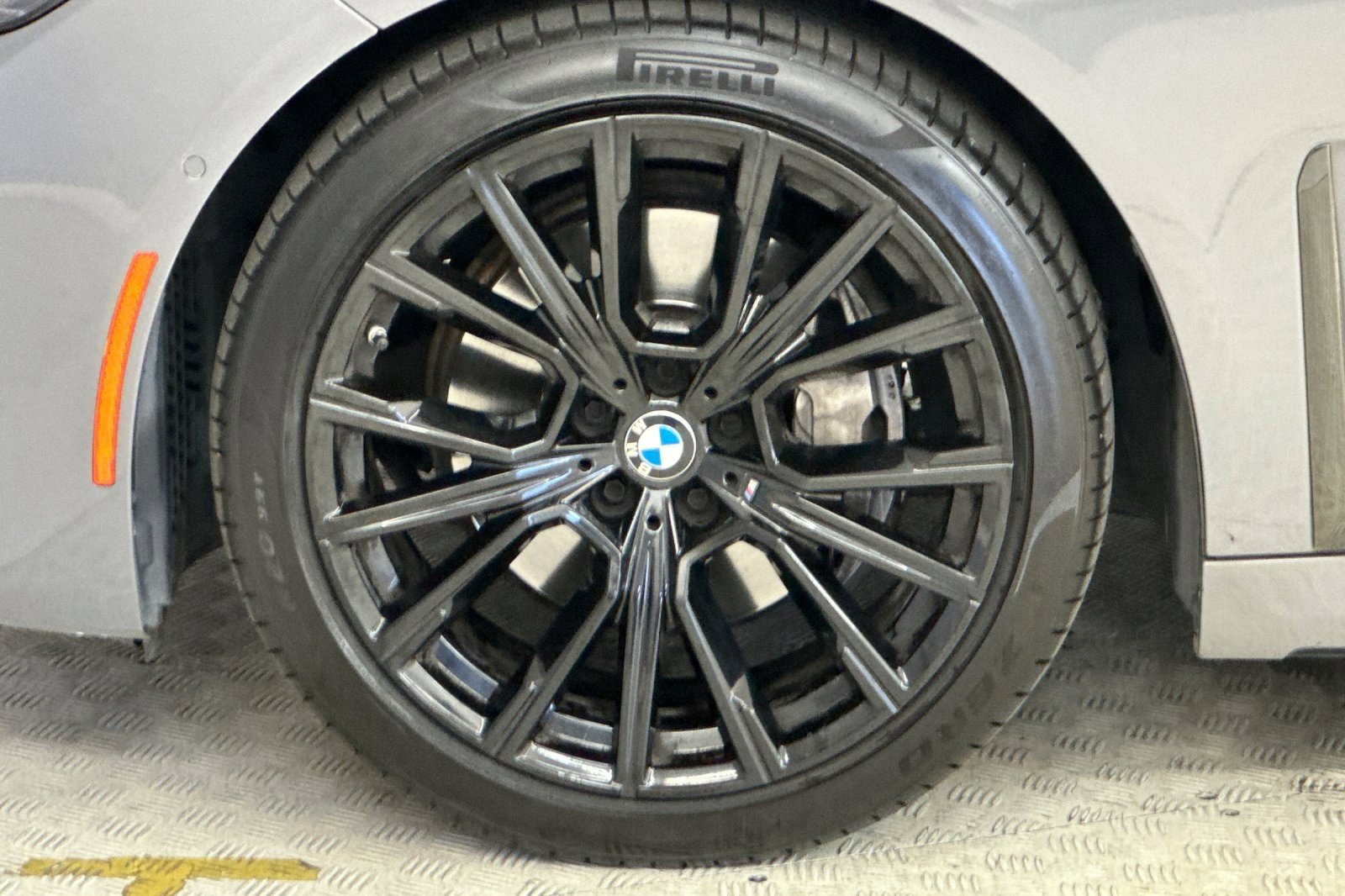 Used 2022 BMW 740i w/ M Sport Package RWD image 11