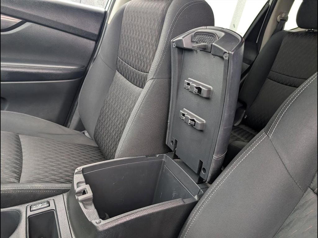 Used 2018 Nissan Rogue SV image 21