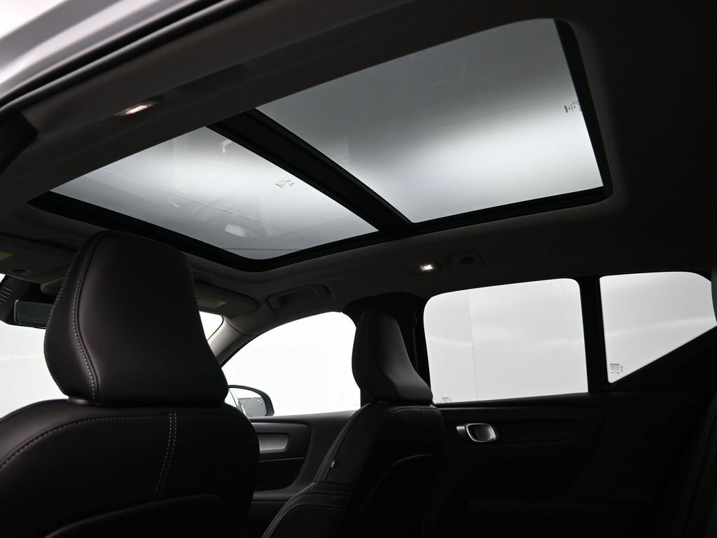 New 2025 Volvo XC40 B5 Plus w/ Climate Package image 23