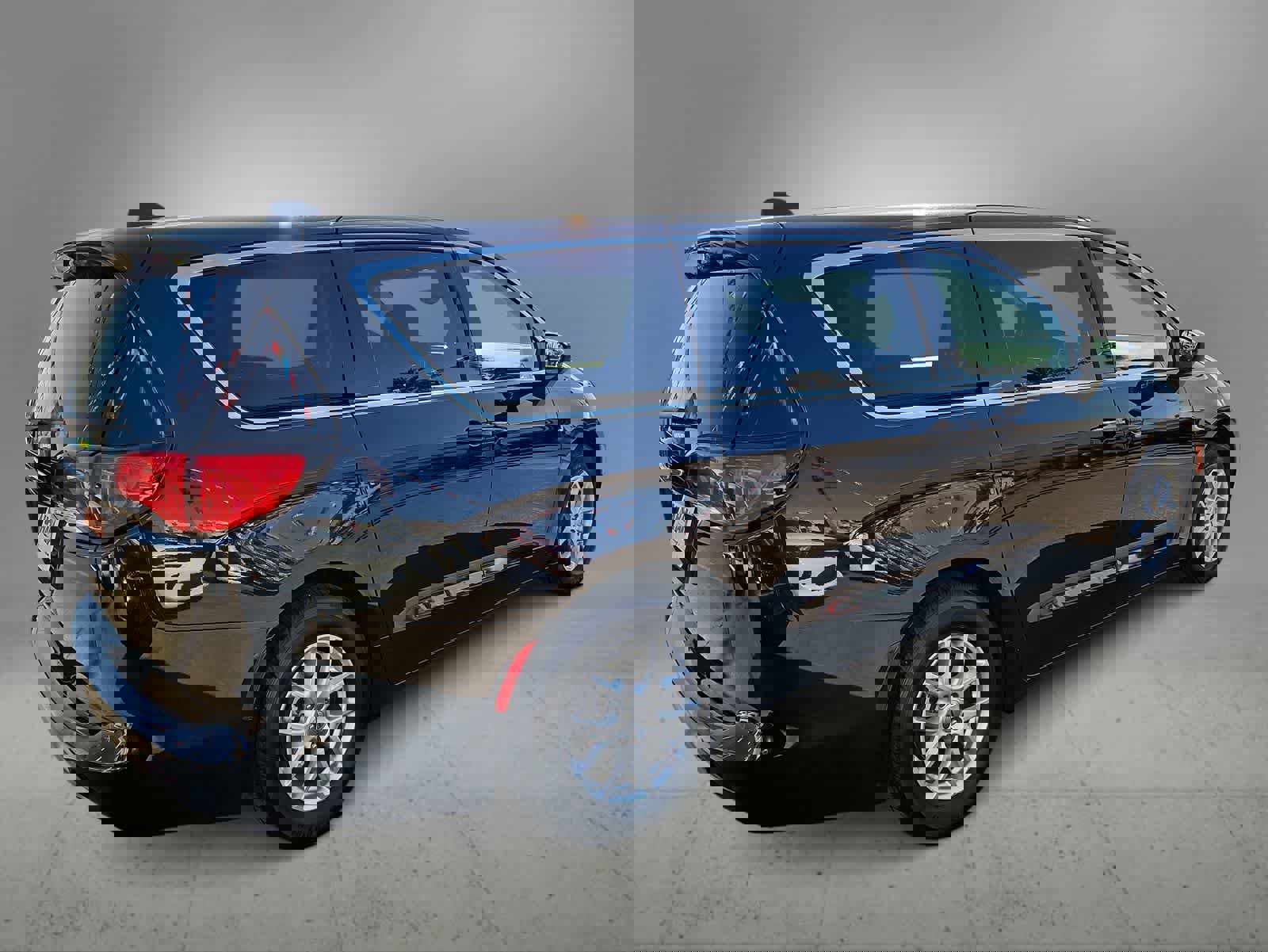 Certified 2023 Chrysler Voyager LX image 9