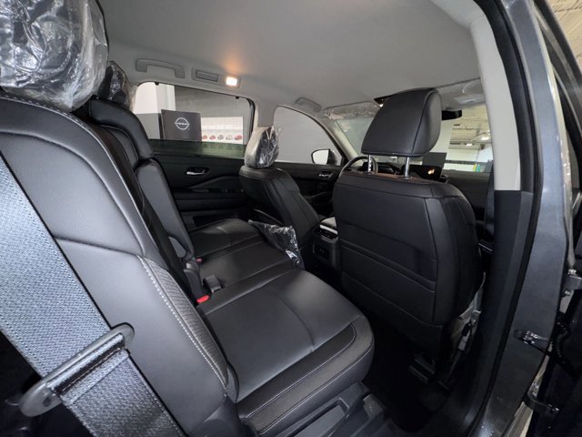 New 2025 Nissan Pathfinder SL image 8