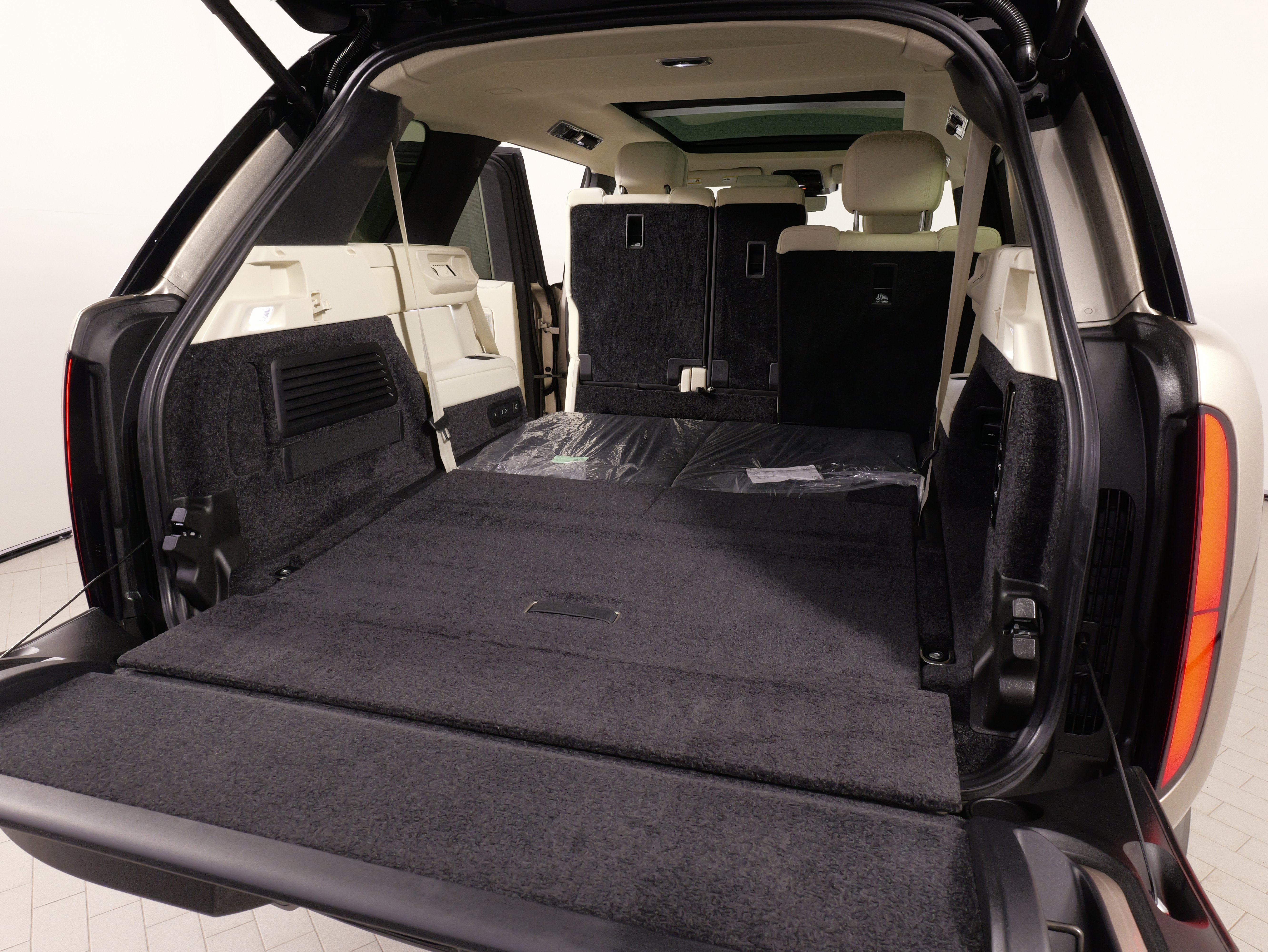 Used 2025 Land Rover Range Rover Long Wheelbase SE image 42