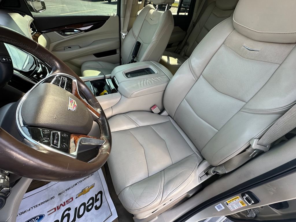 Used 2015 Cadillac Escalade Luxury image 16