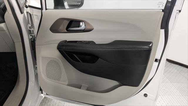 Used 2020 Chrysler Voyager LX image 22