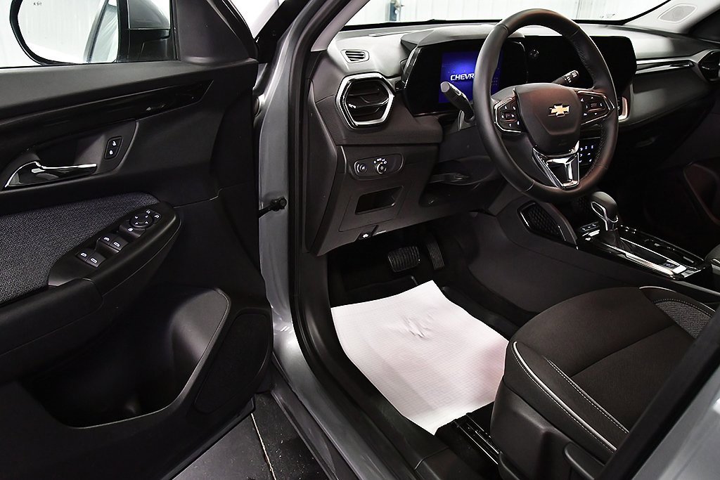 Used 2025 Chevrolet TrailBlazer LT w/ LT Cold Weather Package image 15