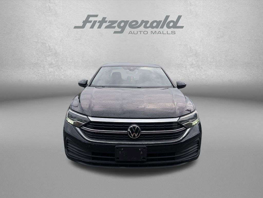 Used 2024 Volkswagen Jetta SE FWD image 2