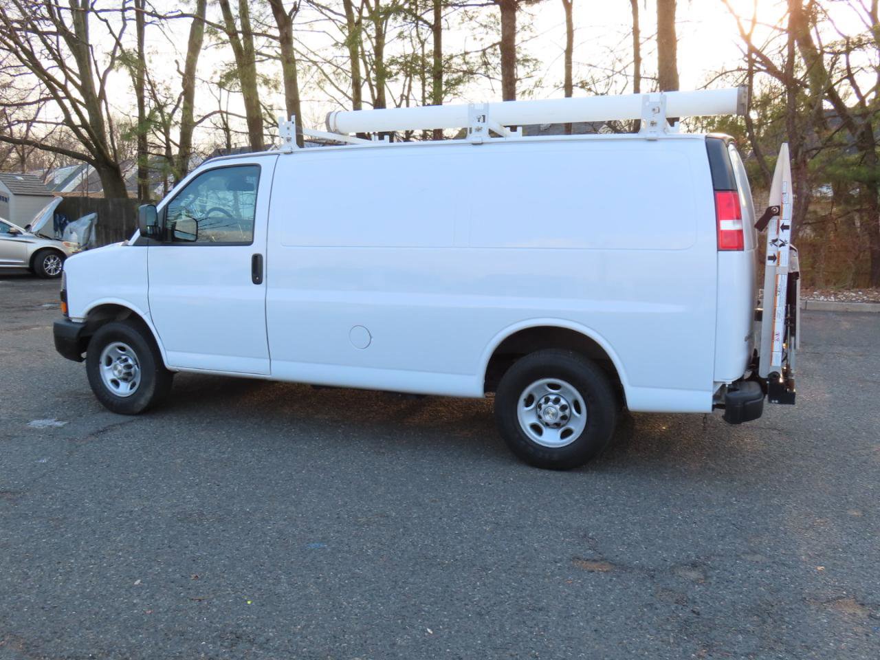 Used 2022 Chevrolet Express 3500 w/ Driver Convenience Package image 7