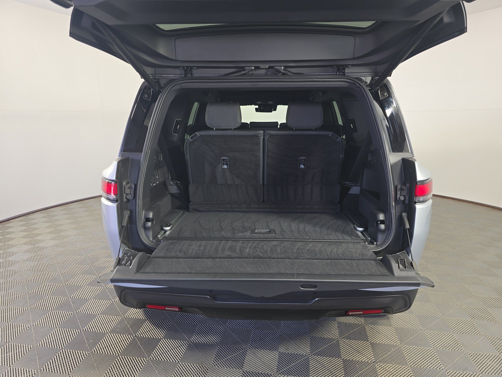 Used 2025 Rivian R1S Adventure AWD/4WD image 15