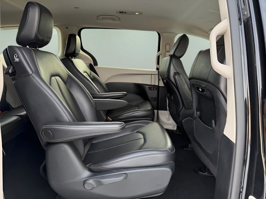 Used 2023 Chrysler Pacifica Touring-L image 11