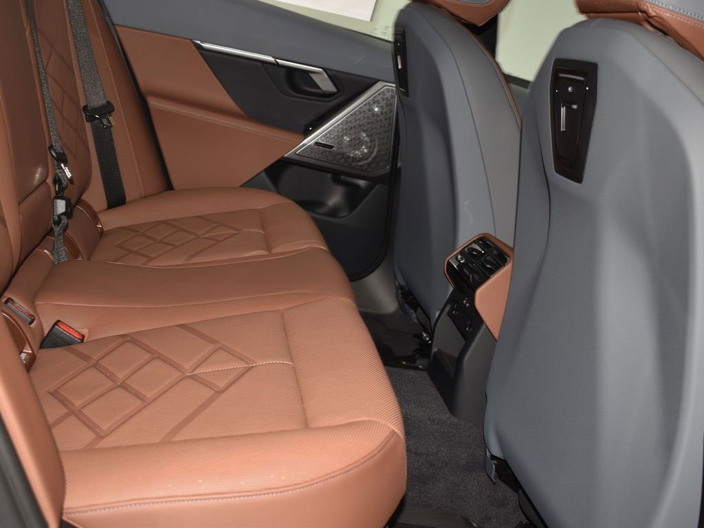 New 2026 BMW 550e xDrive w/ Premium Package image 17