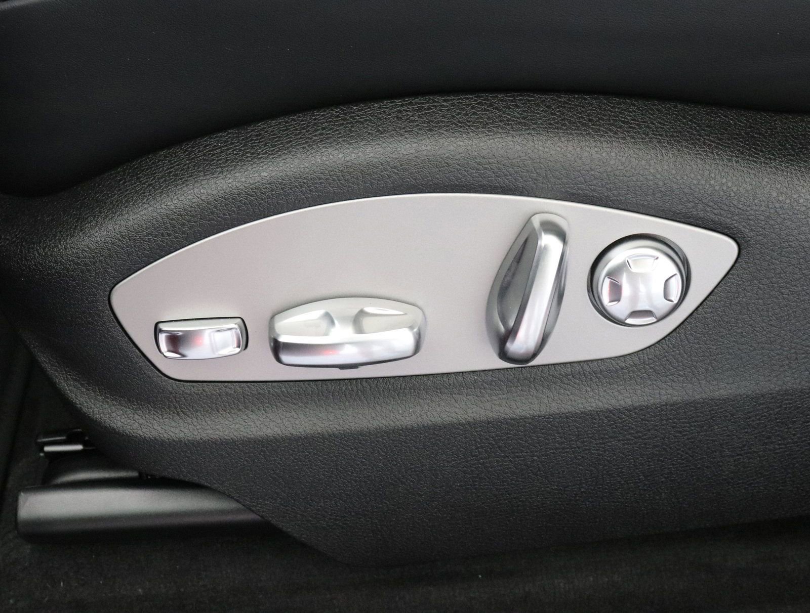 Used 2025 Porsche Macan image 24