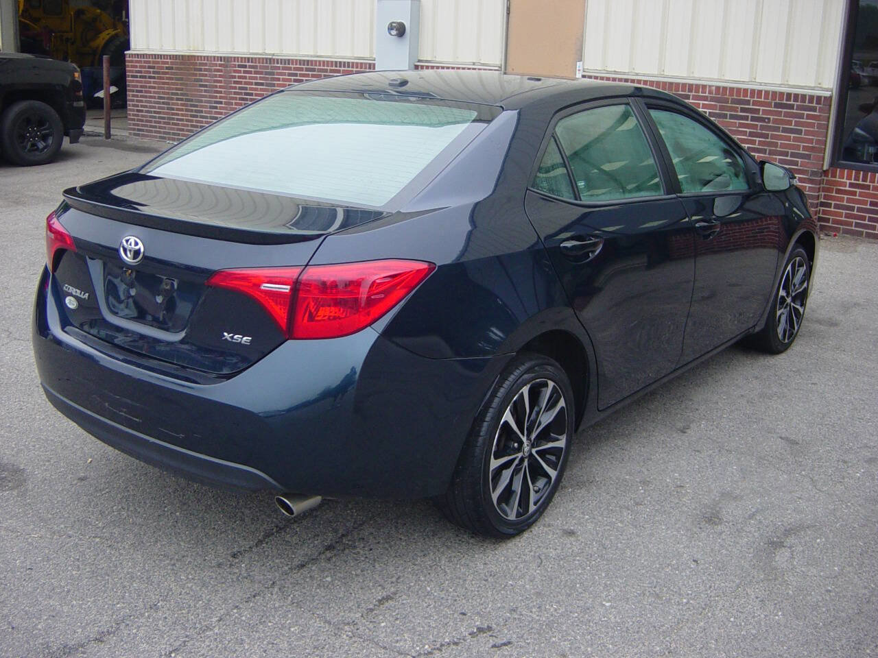 Used 2017 Toyota Corolla XSE FWD image 4