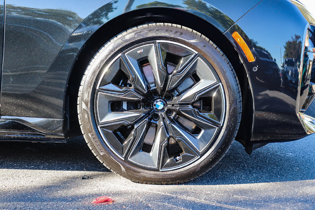 Used 2026 BMW 750e xDrive w/ Premium Package AWD/4WD image 9